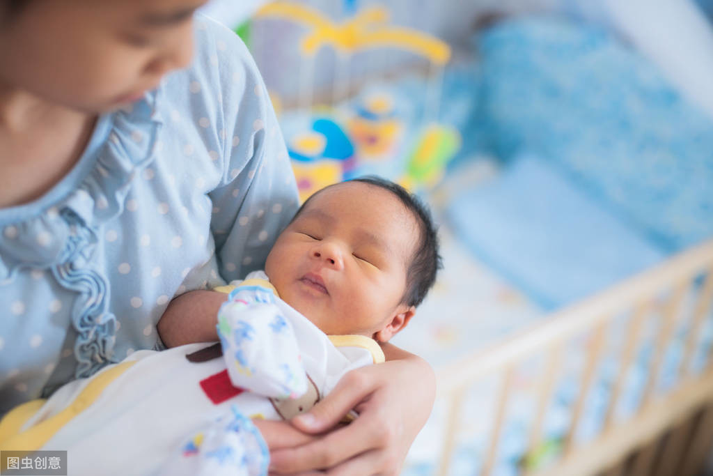 婴儿吧唧嘴是怎么回事（8种新生儿反射）