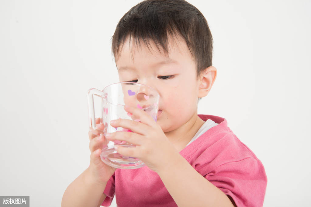 宝宝多大开始喝水？喝多少水合适？喝什么水好？请收藏这篇