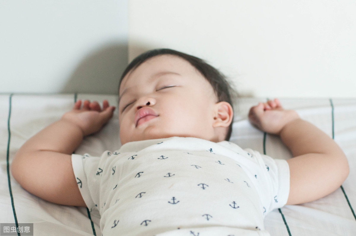 婴儿可以侧着睡吗（新生儿睡姿有讲究）-幼儿百科-魔术铺