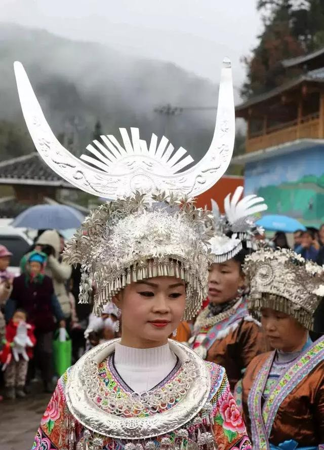 苗族|美輪美奐的民間藝術 相伴一生的頭飾