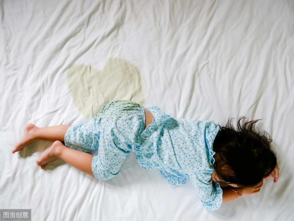 梦见婴儿撒尿在床上(黄磊5岁女儿尿床上热搜) 