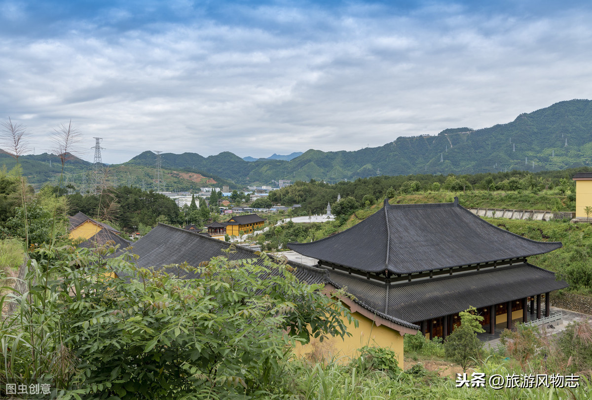 有時候會有佛光奇景,目前主要景點有龍泉大峽谷,荒野山莊,七星潭