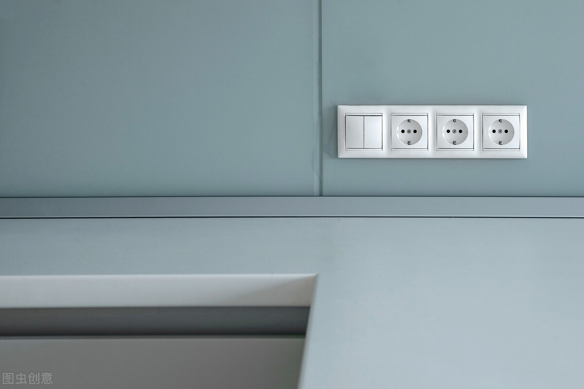 The switch socket layout is too casual. After the post-stay, the problem was found, and regret did not listen to the teacher's suggestion.