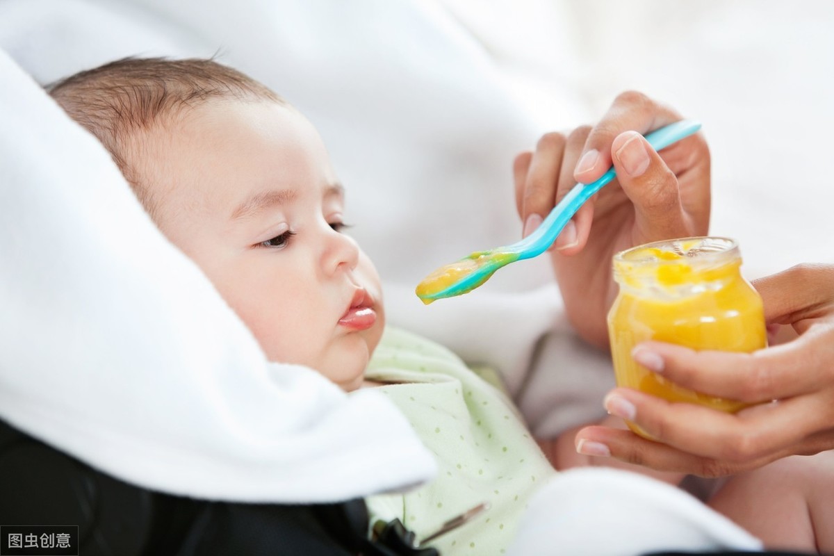 宝宝吃母乳的正常粑粑图片（纯母乳喂养宝宝的大便，啥样算正常？几个常见问题，新手妈妈收藏） | 说明书网
