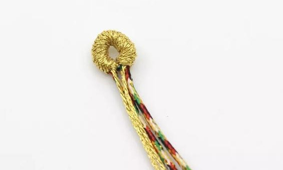 找根金色的绳子，编片菩提叶，做手链、挂件都好，好看更好寓意