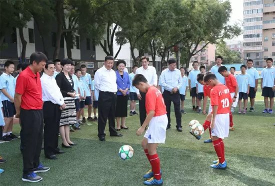 黑土体育直播(“老学长”习近平重回八一学校，有哪些少年回忆?)