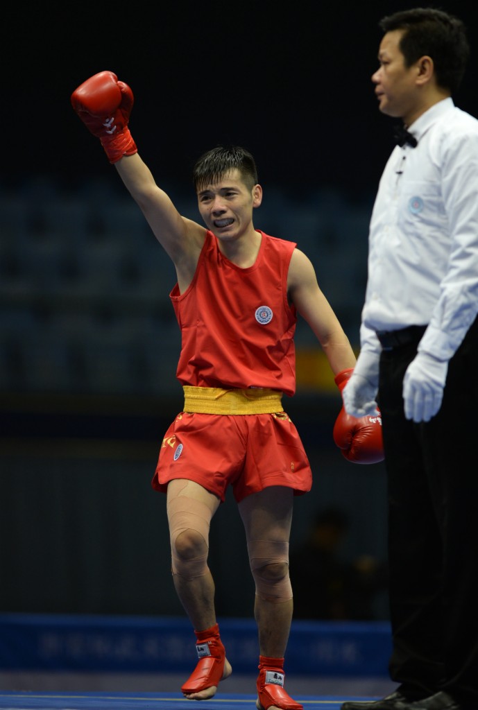 体育)(2)武术——世界杯武术散打比赛赛况11月6日,朱记辉(右)在比赛中