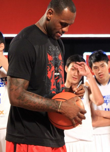 为什么nba球星要用左手签名(论签名，科比和詹姆斯谁更霸气？老詹竟然是用左手)