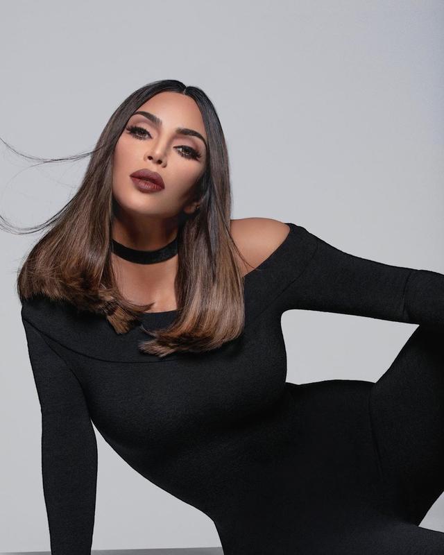 每天都有大批狗仔跟拍,卡戴珊也想像父亲一样出名,罗伯特出名靠的是