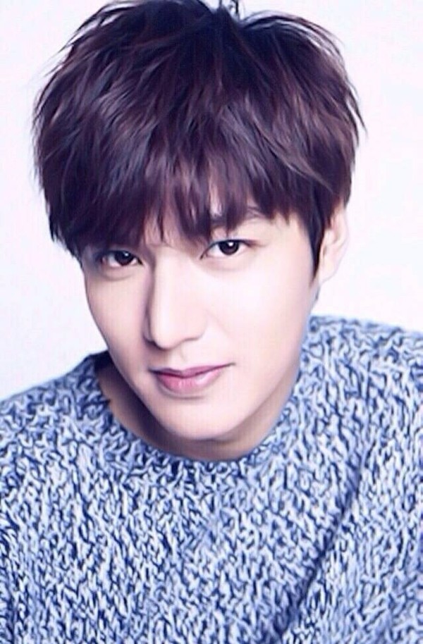 上央视春晚，霸屏韩网热搜，韩国艺人李敏镐，真不简单