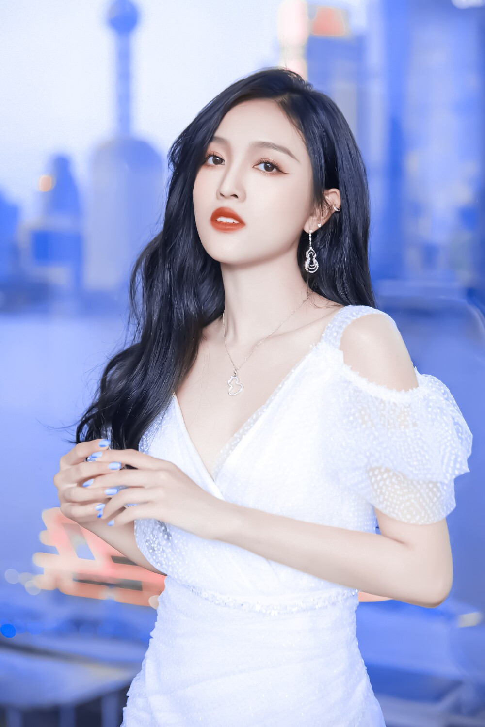 白色系的吴宣仪