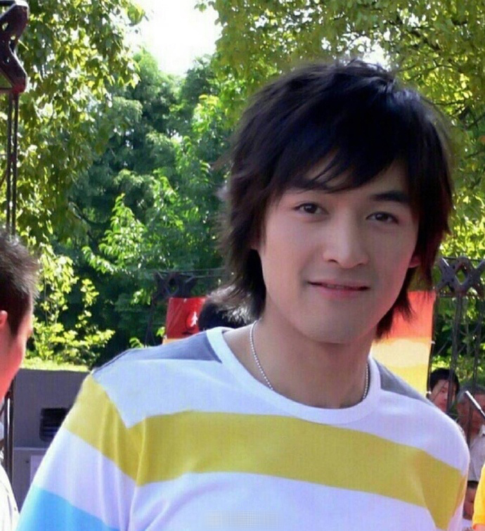 胡歌爸爸胡逸材：前卫的教育助孩子成才，为他的终身大事操碎了心