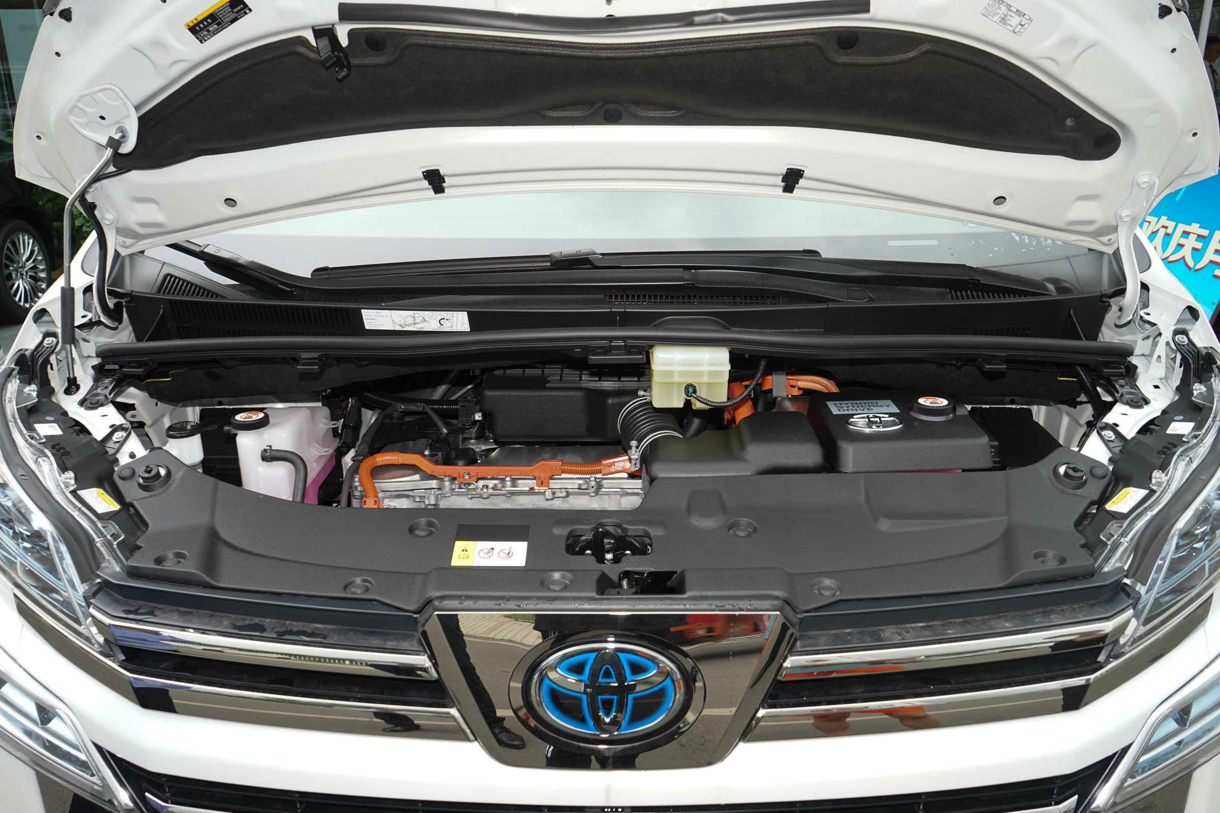 5l发动机和前后双电机组成的混动系统,发动机最大功率86kw,最大扭矩