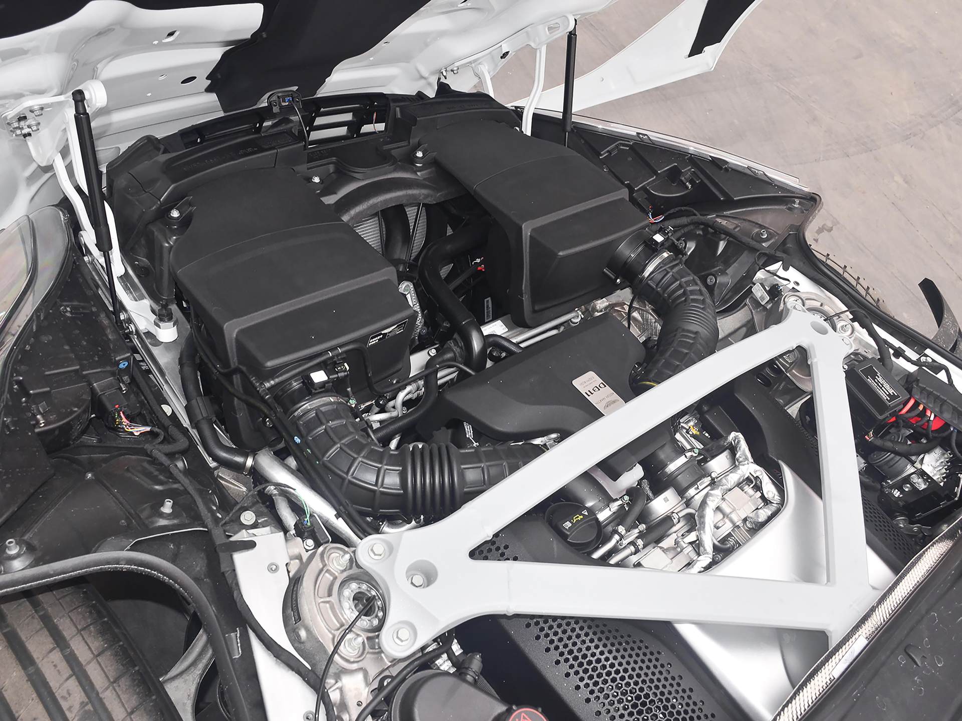 007电影没它不行，奔驰4.0T大V8进口豪车，实拍阿斯顿·马丁DB11