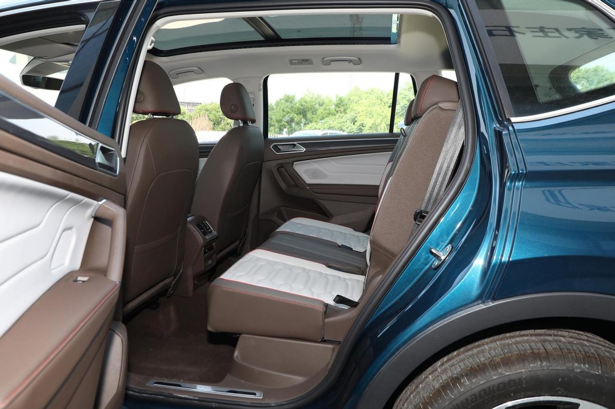 新款途观l内饰的升级也很明显,风格更加年轻化,悬浮式中控屏,贯穿式出