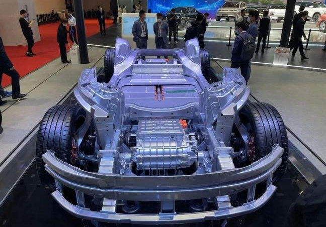 恒驰5完成申报，一身“名牌”是亮点，对手是特斯拉Model Y