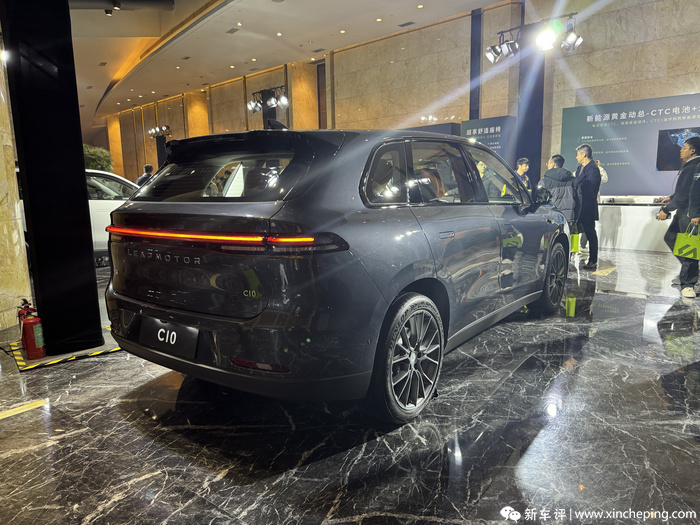 800V平台+605km续航！12.98万起，2026款零跑C10开启预售