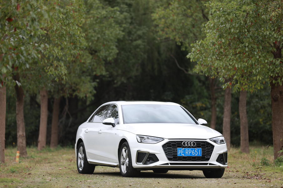 同为奥迪A4L，35 TFSI对比45 TFSI，丐版和顶配有何不同？买哪款？