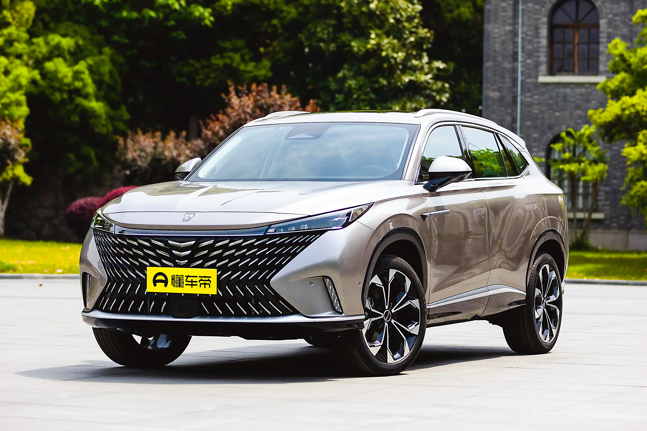 上班族买车，先看价格，这款车油耗6.3L，售15.59万，能自动泊车