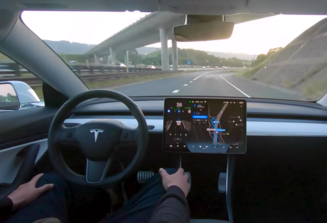 跟进特斯拉，奔驰宝马上线付费OTA功能，赚钱不寒碜