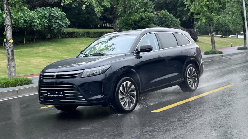 以华为做背书，问界M7实车曝光，1.5T四缸+双电机组