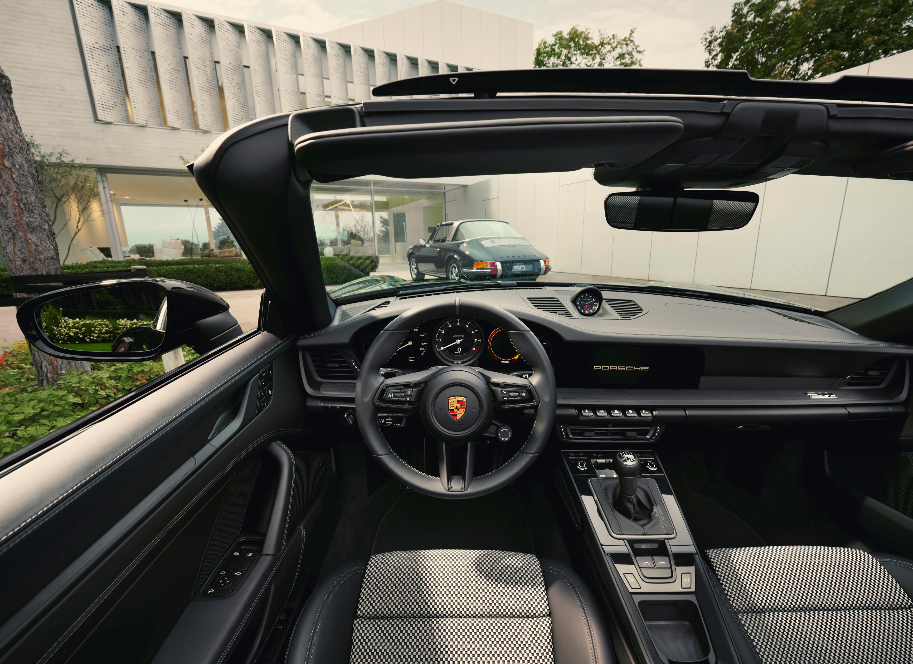 功能方向盘,机械指针搭配液晶屏的仪表盘,内嵌式中控屏以及机械式挡把