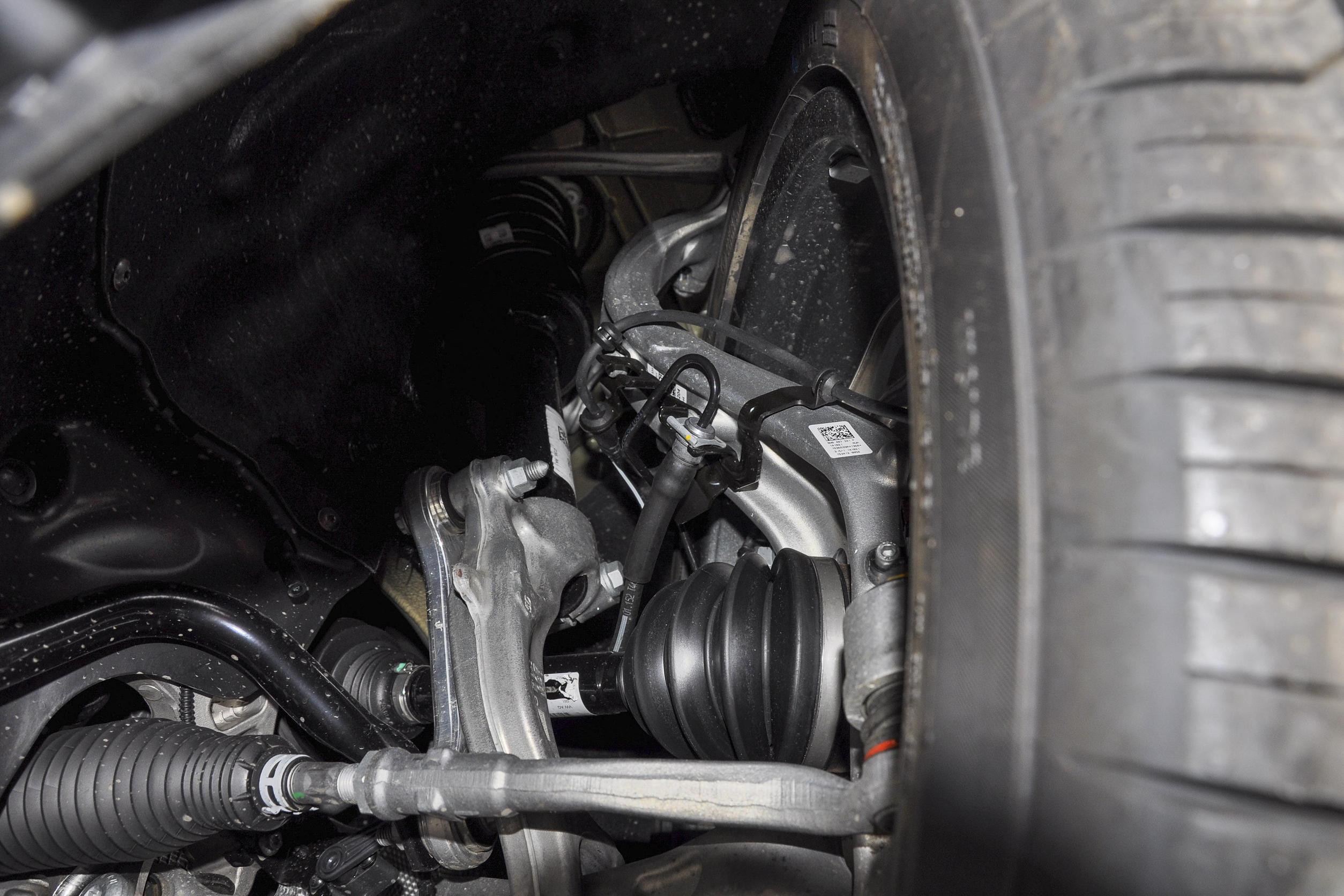 底盘悬架方面,奥迪a4 2022款 allroad quattro应用了前后五连杆悬架