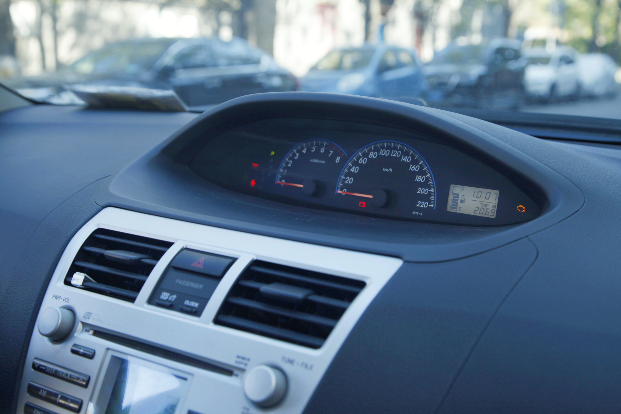 这代nbc平台的威驰,使用了中置电子仪表盘,让很多用户在用车初期不够