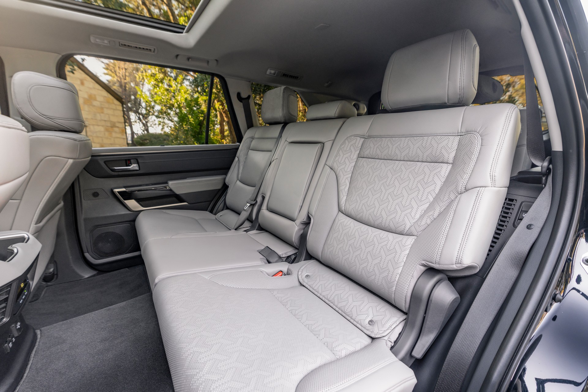 新一代丰田红杉发布，5种配置，全系三排座椅，搭3.4T V6混动系统