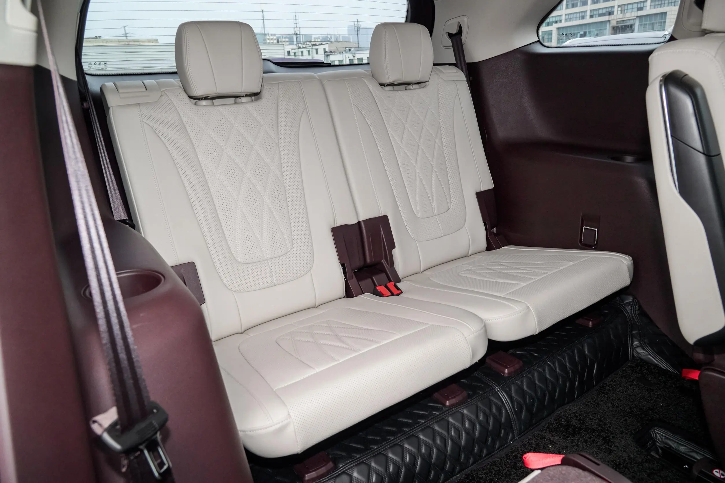 豪华中大型SUV“跌麻了”！降到23万多，大六座+四驱，油耗1.14L