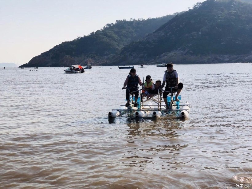 夏日驾车出行，一起去海边玩沙子