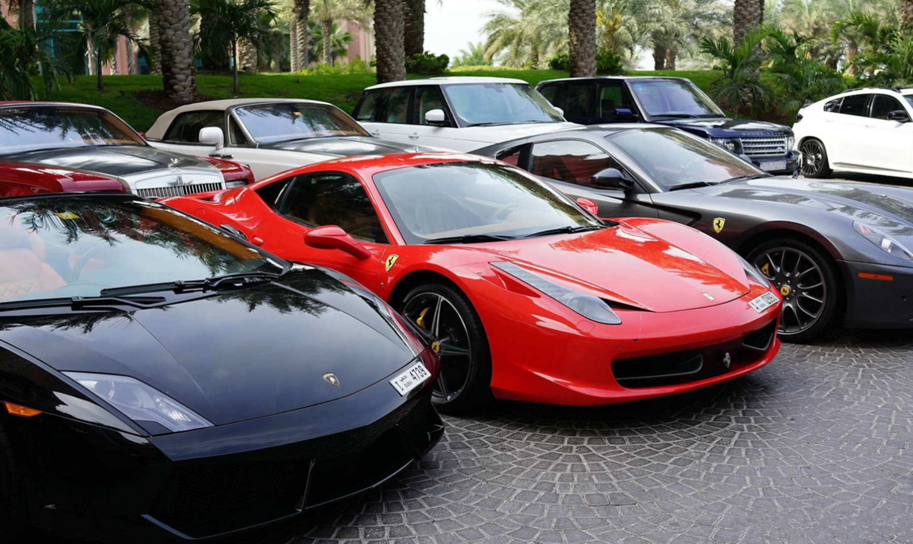 不过跑车价格昂贵,普通人也就遥不可及了,对于富人而言,跑车就像玩具