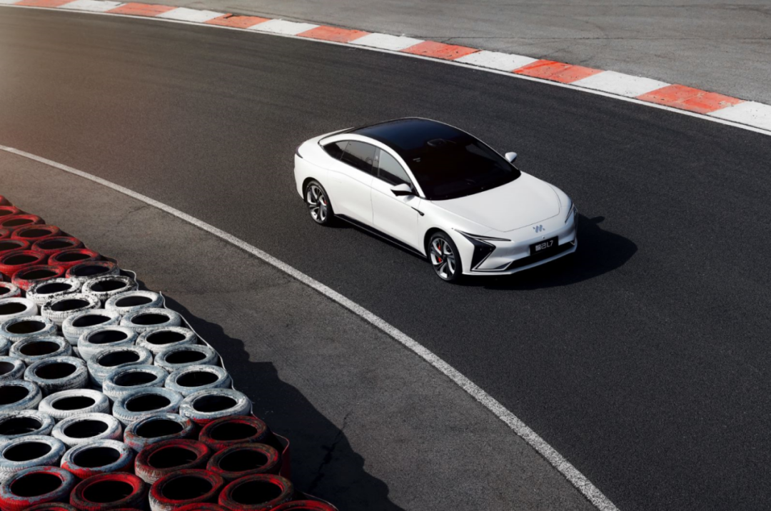 漂移距离破保时捷吉尼斯纪录，智己L7正式上市，36.88万元起