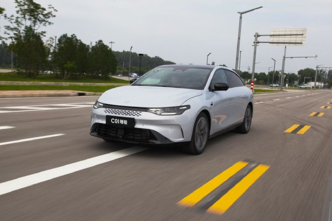 这车顶配只要15万多，搭8295芯片，续航1276km，油耗低至4.9L