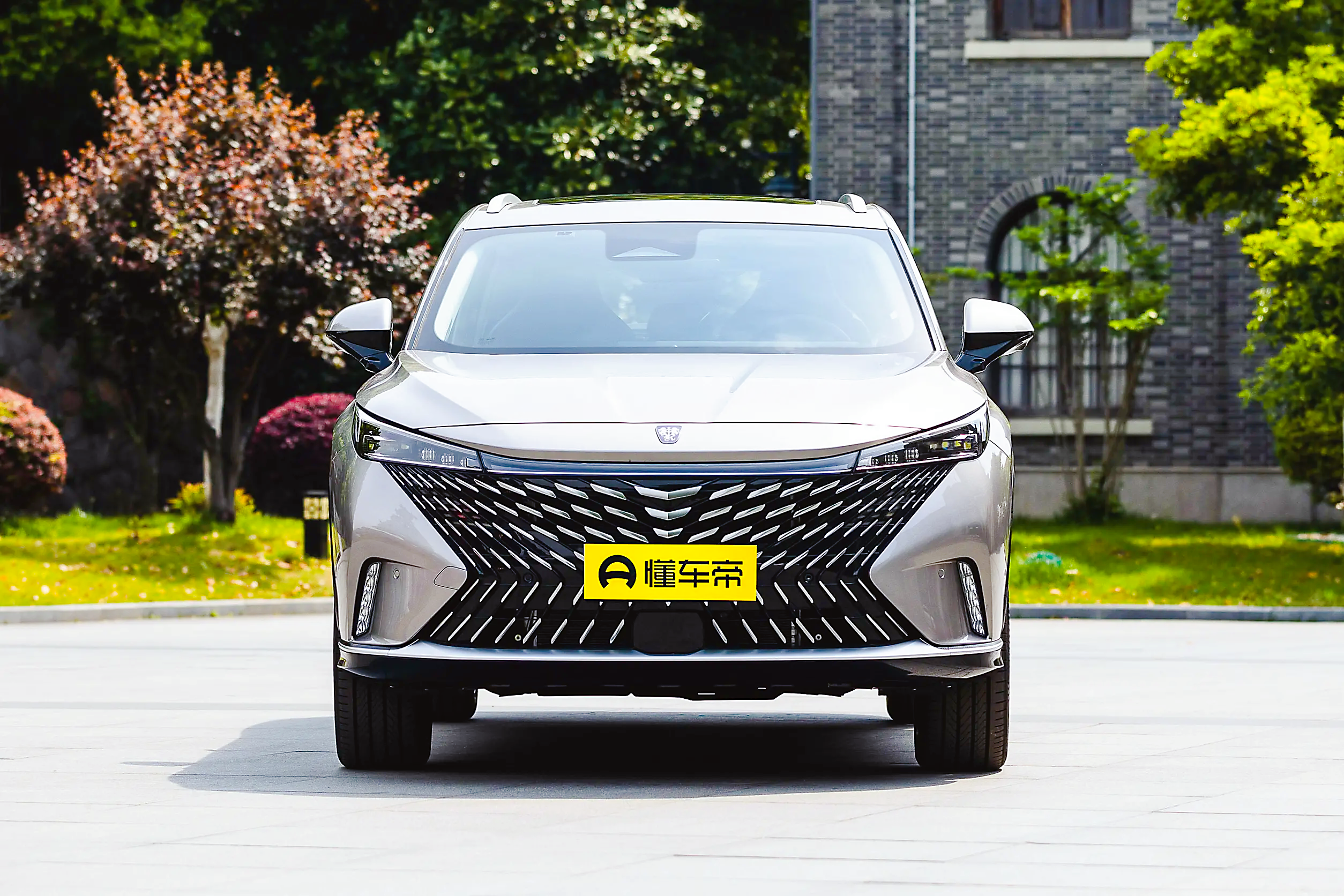 上班族买车，先看价格，这款车油耗6.3L，售15.59万，能自动泊车