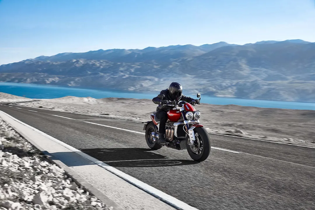 这款英国摩托车排量超过GTI，百公里加速仅需2.8秒