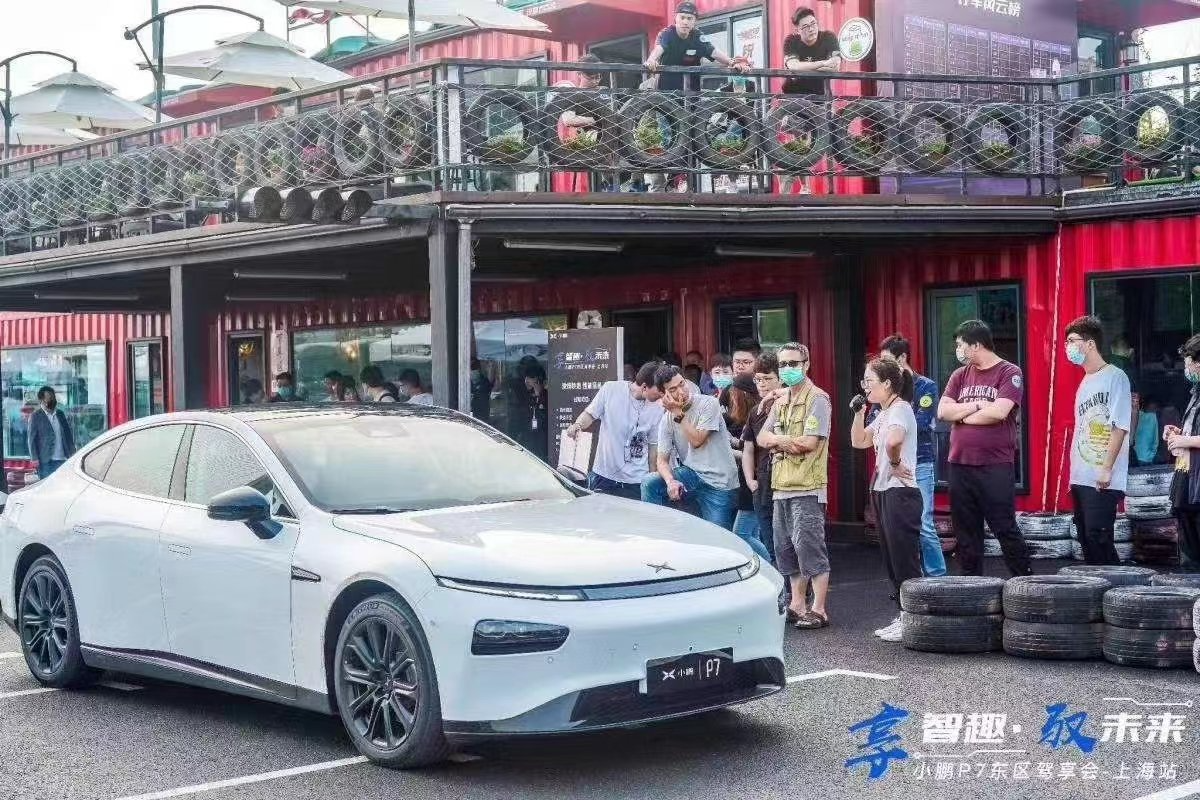 特斯拉VS比亚迪汉VS小鹏，8年油车车主为何最后选择了小鹏？