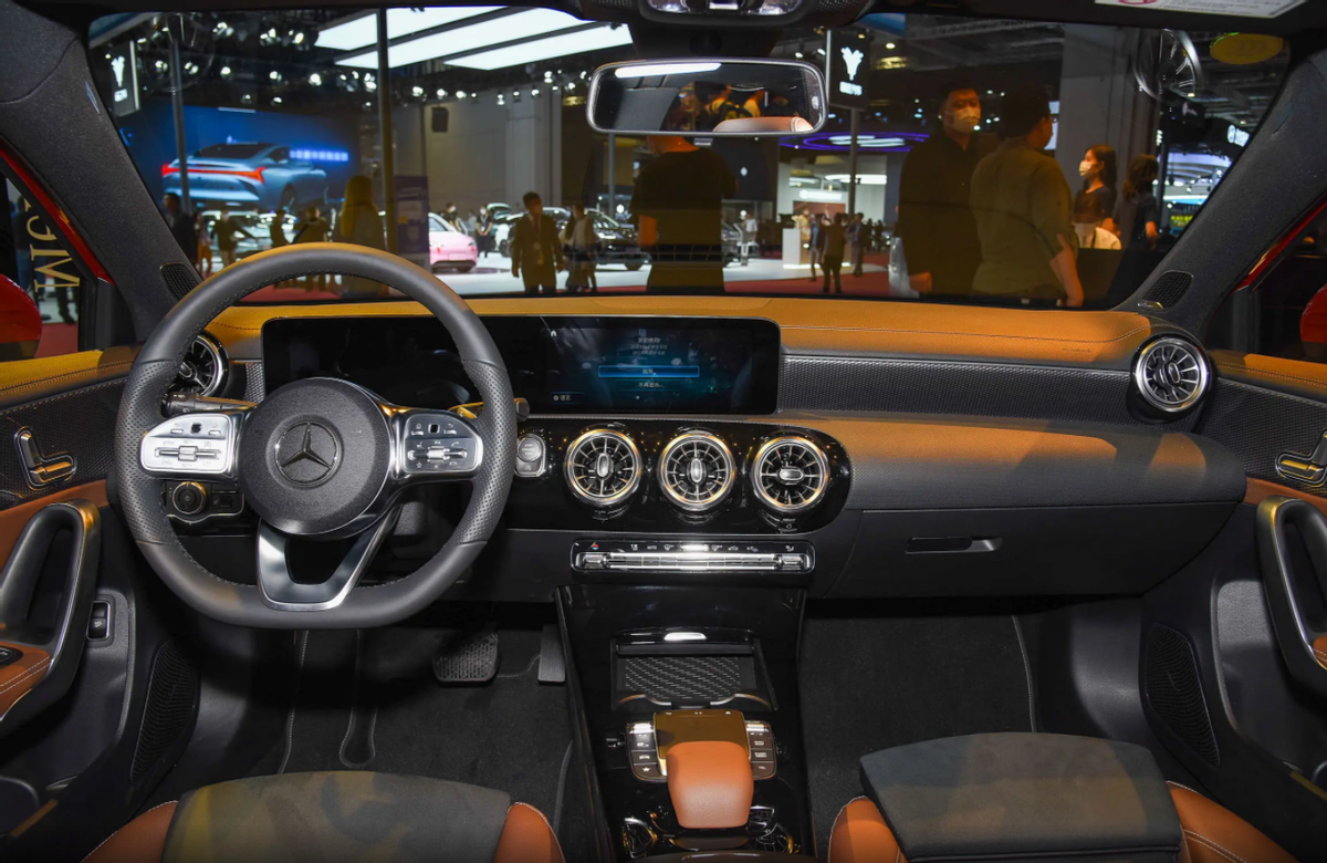 一脚油门爆发163马力，轴距近2米8，奔驰A级值不值20万？