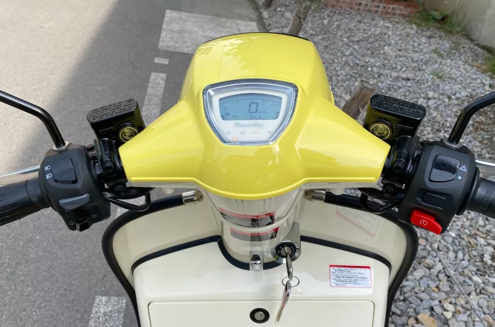 73万起,英伦ra复古150踏板上市:10.5升油箱,前后碟刹abs - 114货源网