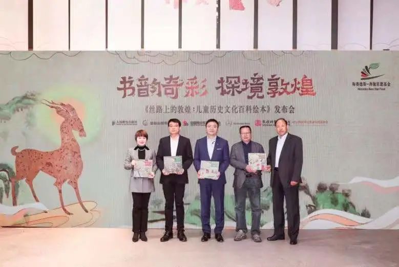 踏上“全面电动”征程，奔驰舞出豪华品牌转型雄姿