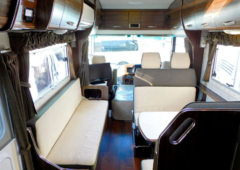 三菱扶桑罗莎轻卡房车，空间方正舒适度高，会客区可拼多种床位