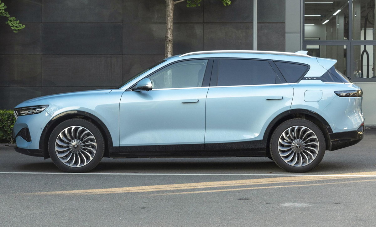 岚图FREE：低配车型卖31.36万，配三联屏+人脸识别！