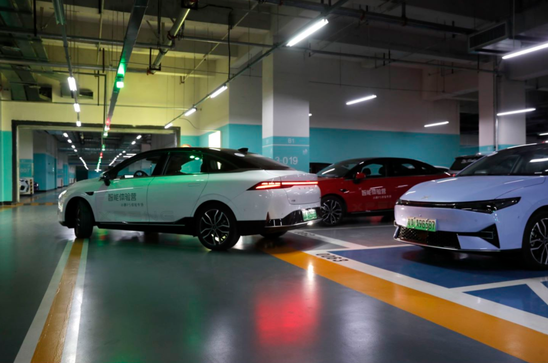 体验小鹏P5跨楼层自动泊车，20万的车有激光雷达就是强