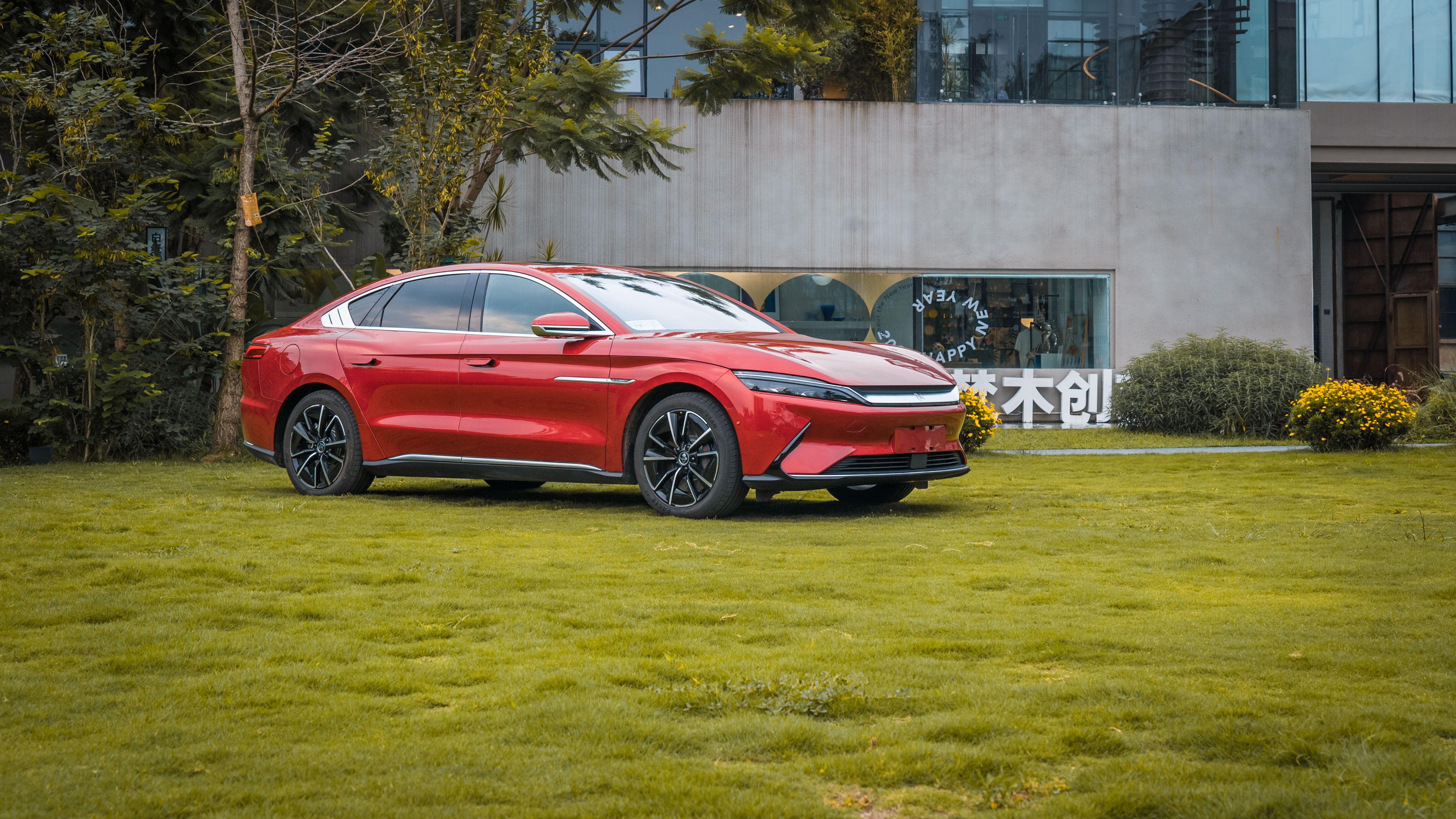 嫌宝马5系动力不够，美女车主买了比亚迪汉EV