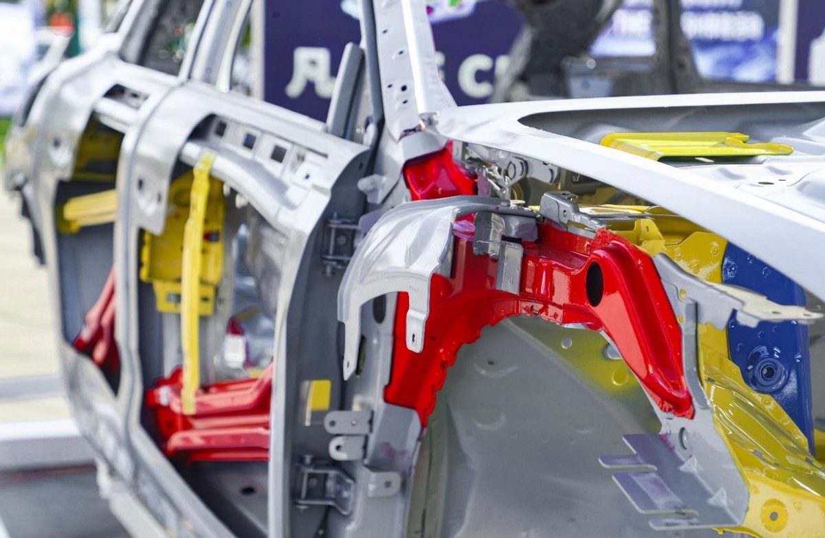 东风标致全新4008在车门防撞杆,加强筋,中立柱,风窗支柱加强板等位置