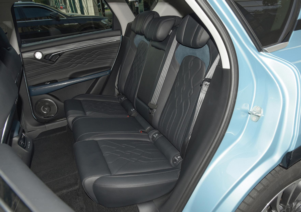 岚图FREE：低配车型卖31.36万，配三联屏+人脸识别！