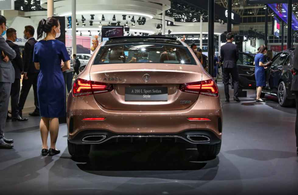 一脚油门爆发163马力，轴距近2米8，奔驰A级值不值20万？