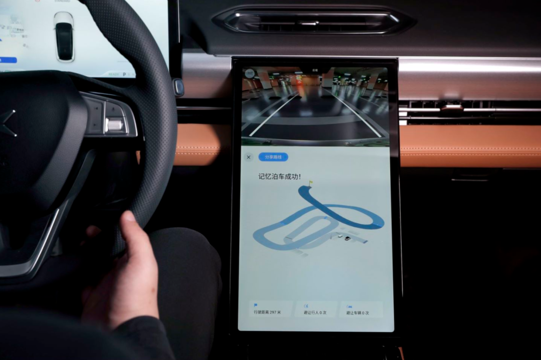 体验小鹏P5跨楼层自动泊车，20万的车有激光雷达就是强