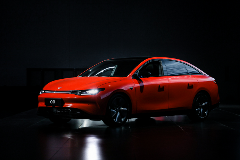 无框车门、无电池包技术，预售18万起的零跑C01行吗？