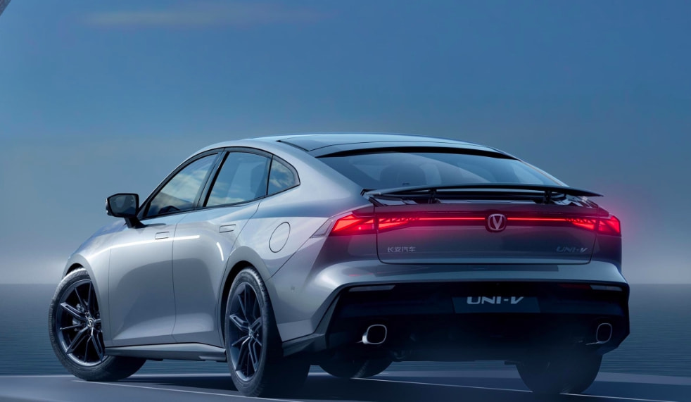 这三款紧凑型轿车值得期待，标致308/福克斯/长安UNI-V，你选谁？